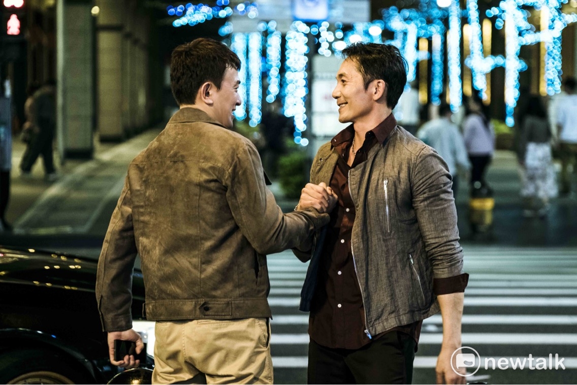 鄒兆龍在《角頭2》中曾經最要好的朋友「仁哥」（王識賢飾演），兩人卻變成最換帖的敵人，亦敵亦友的關係在片中情節步步驚心。 圖：齊石傳播提供