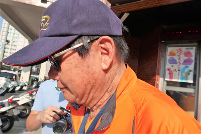 慶富公司董事長陳慶男10日下午偕妻到轄區派出所報到，面對媒體訪問全程閉口不答，在派出所值班台簽到後，隨即掉頭匆匆離去，一度誤入現場臨停警方偵防車，經他的司機上前提醒才趕緊出來，直接走向後方座車，搭車離去。 圖：中央社