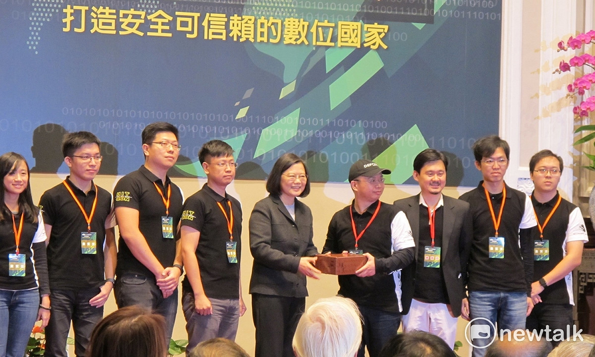總統蔡英文11日與Hitcon成員在總統府資安週拍照留念。 圖：林朝億/攝