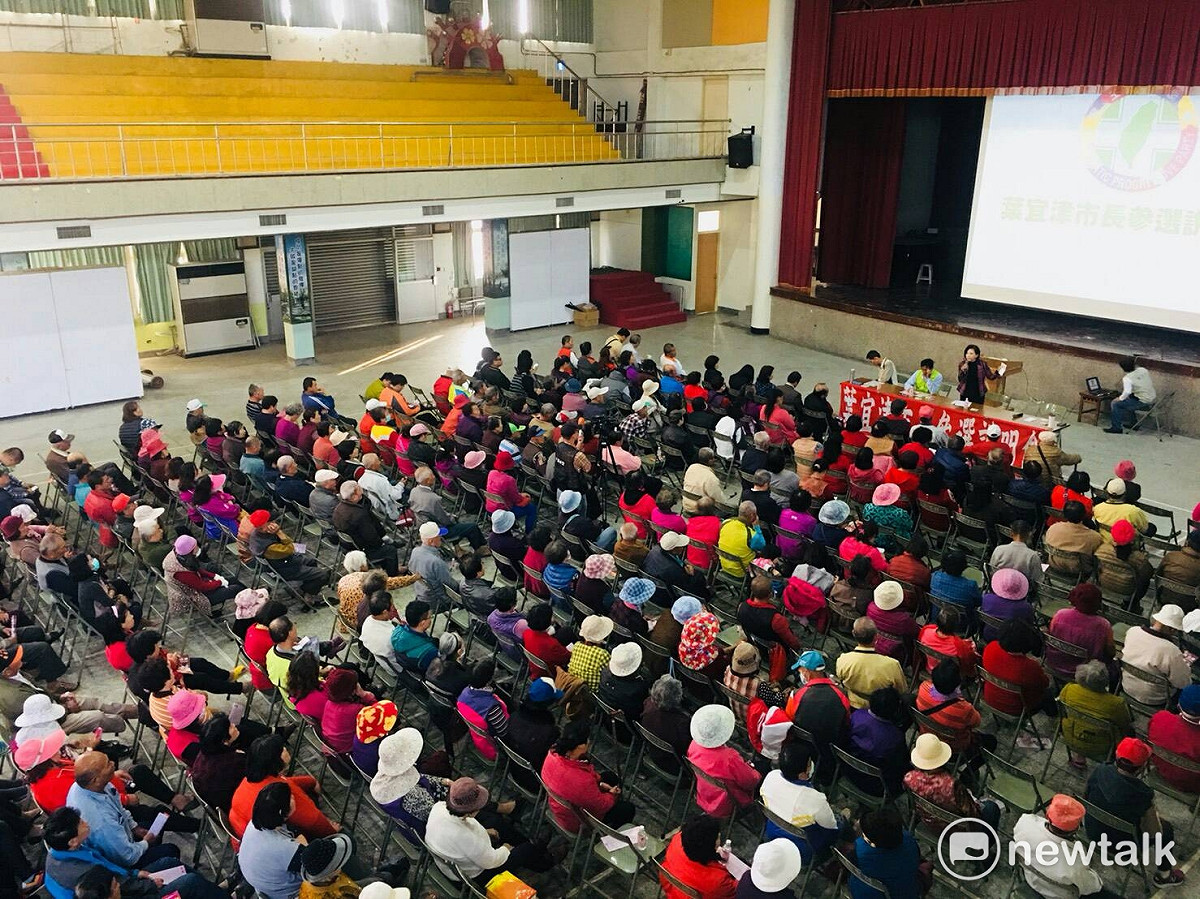 葉宜津這兩天在下營舉辦參選市長說明會，大批民眾擠滿會場，關心市長選舉的戰況及大台南市的未來。 圖：黃博郎攝