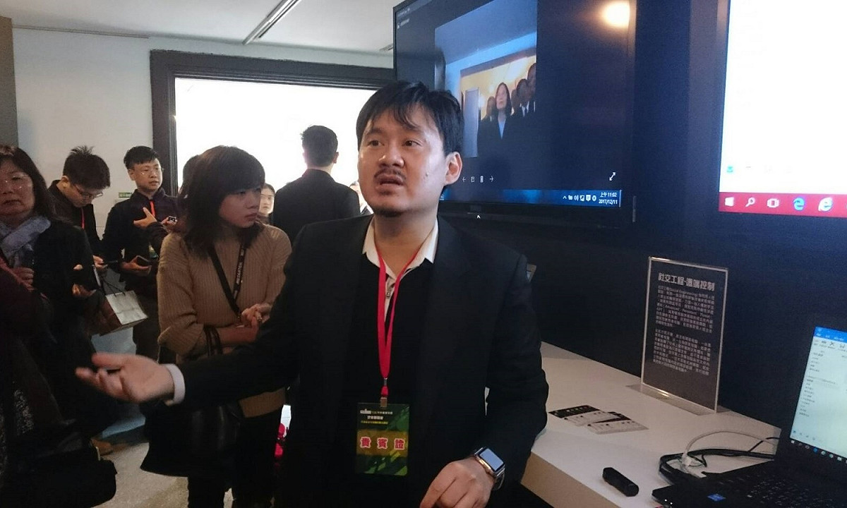 台灣駭客協會發言人李倫銓11日表示，一般人防駭的最好方式是「貼貼紙」。 圖：林朝億/攝