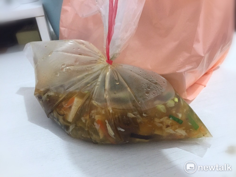 為了讓消費者能吃得更安心，台北市衛生局抽驗市面上販售及使用之食品用途塑膠袋產品。 圖：丘秝榕／攝