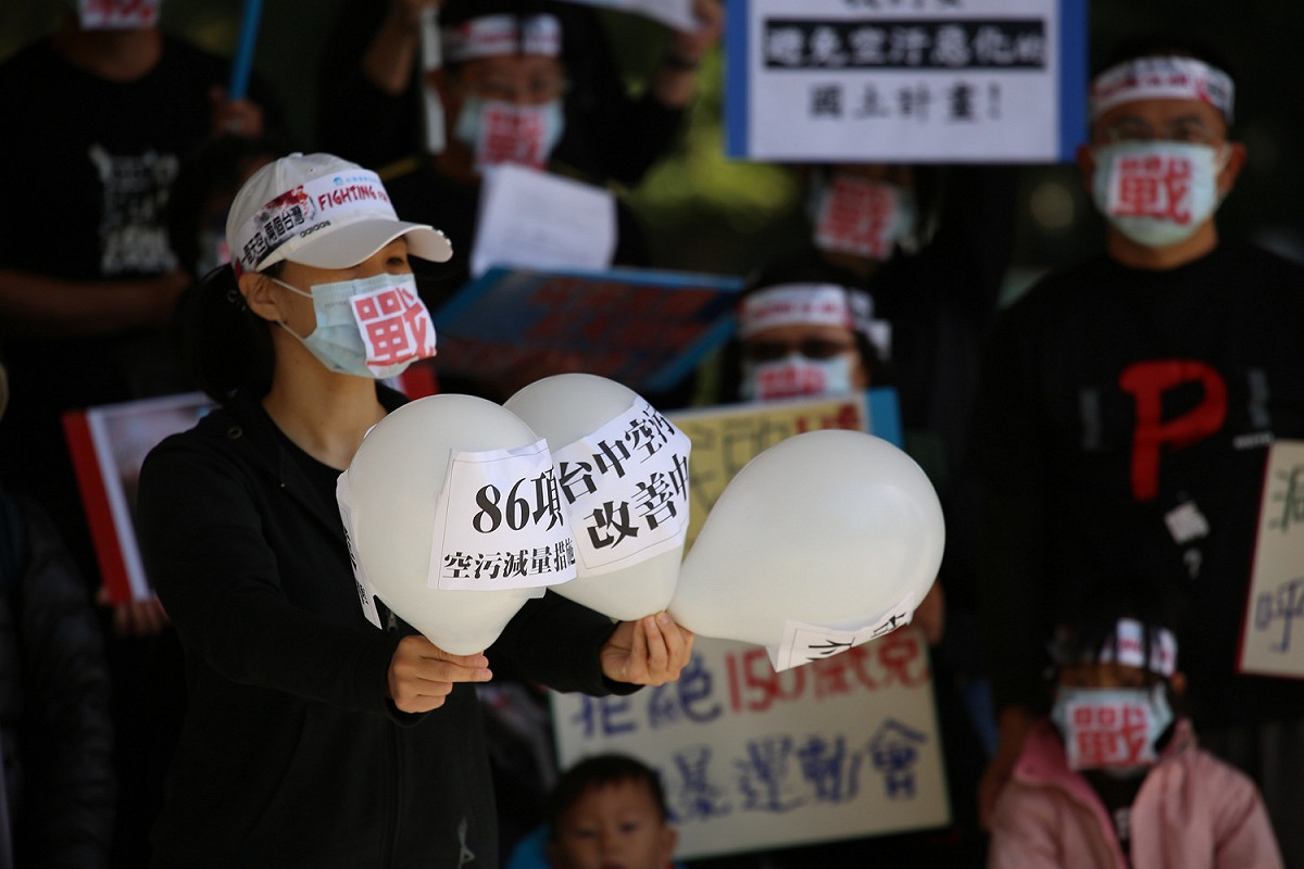 另外，民團也質疑台中火力發電廠預防性降載，常發新聞表示已通知台電進行預防性降載, 事實上卻根本沒降載, 裝忙製造假象。而86項空污減量措施，卻上網查不到，問環保局也說不清。 圖：張美惠/攝影提供