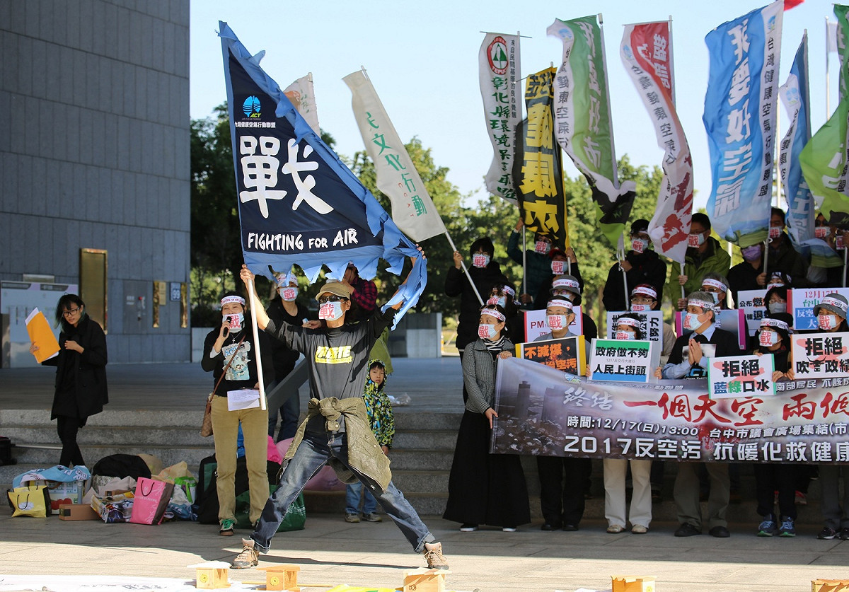 民團指出，台中市府聲稱採納公民團體意見制定空污治理政策，卻將只做半套的政策吹噓成政績，誤導市民台中空氣變好，忽略自保行動、忽視空污對健康的危害。 圖：張美惠/攝影提供