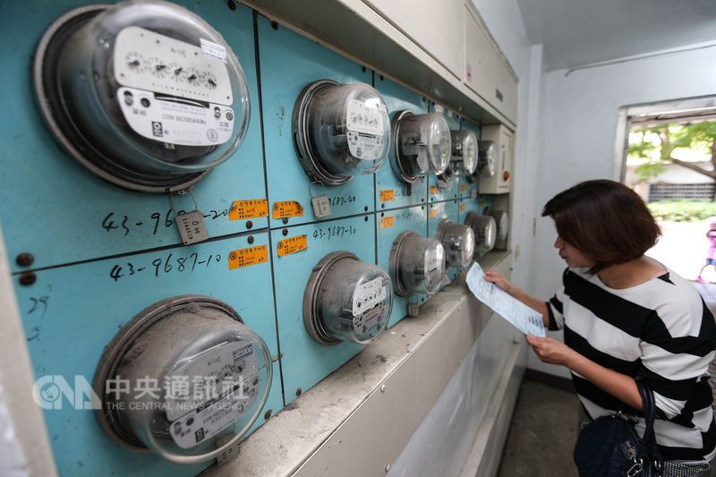 經濟部長沈榮津11日表示，明年10月以前電價不會調漲。（檔案照片） 圖 : 中央社