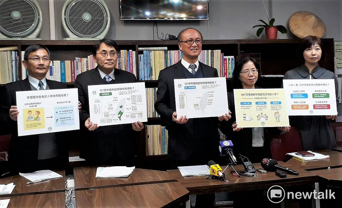 教育部次長林騰蛟（圖中）今天宣布，從107學年度擴大試辦「高級中等學校完全免試入學」。 圖 : 陳香蘭／攝