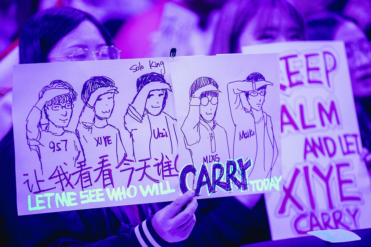 有許多粉絲自製應援版。 圖：翻攝自 LoL Esports Photos flickr