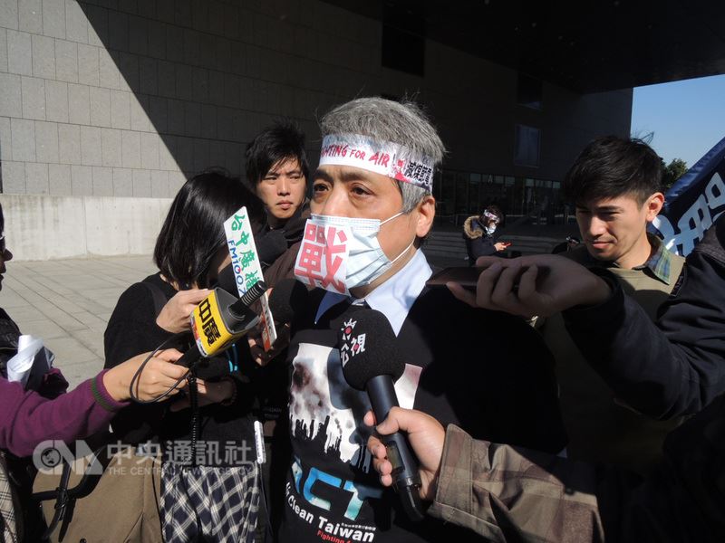 台灣健康空氣行動聯盟理事長葉光芃（中）11日指出，空氣污染防制法翻修過程中，幾個主要環團代表完全沒有被主動徵詢，聽說總統府通知15日週五下午4時要與環團見面，在遊行前夕且在週五下班前才要約見環團代表，沒有誠意，心機太重，他們拒絕被摸頭，17日一定上街頭。 圖 : 中央社
