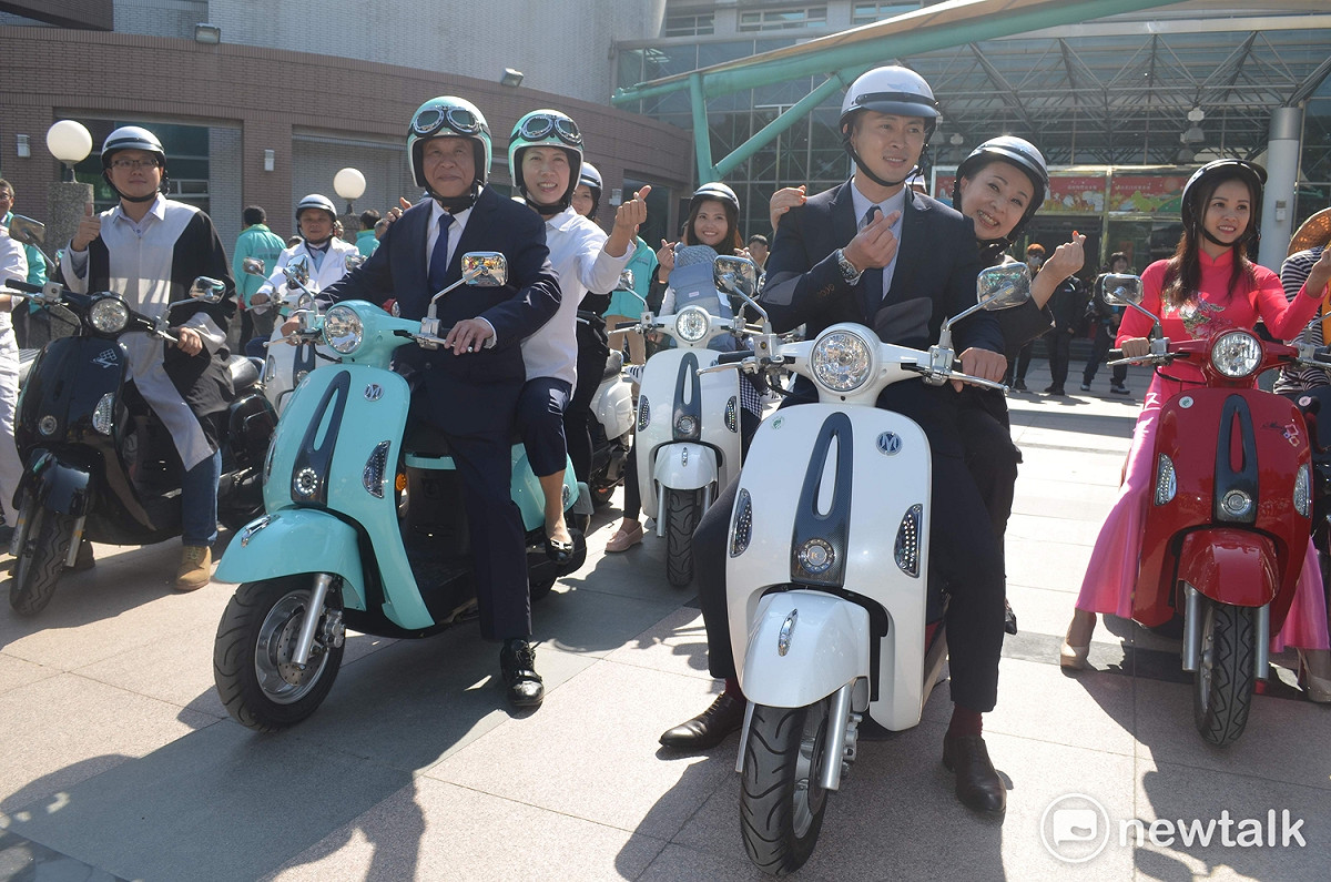 誓師大會後，張明達與夫人黃瓊賢、縣長張花冠等人帶領「幸福速可達大隊」啟程。 圖 : 蔡坤龍/攝