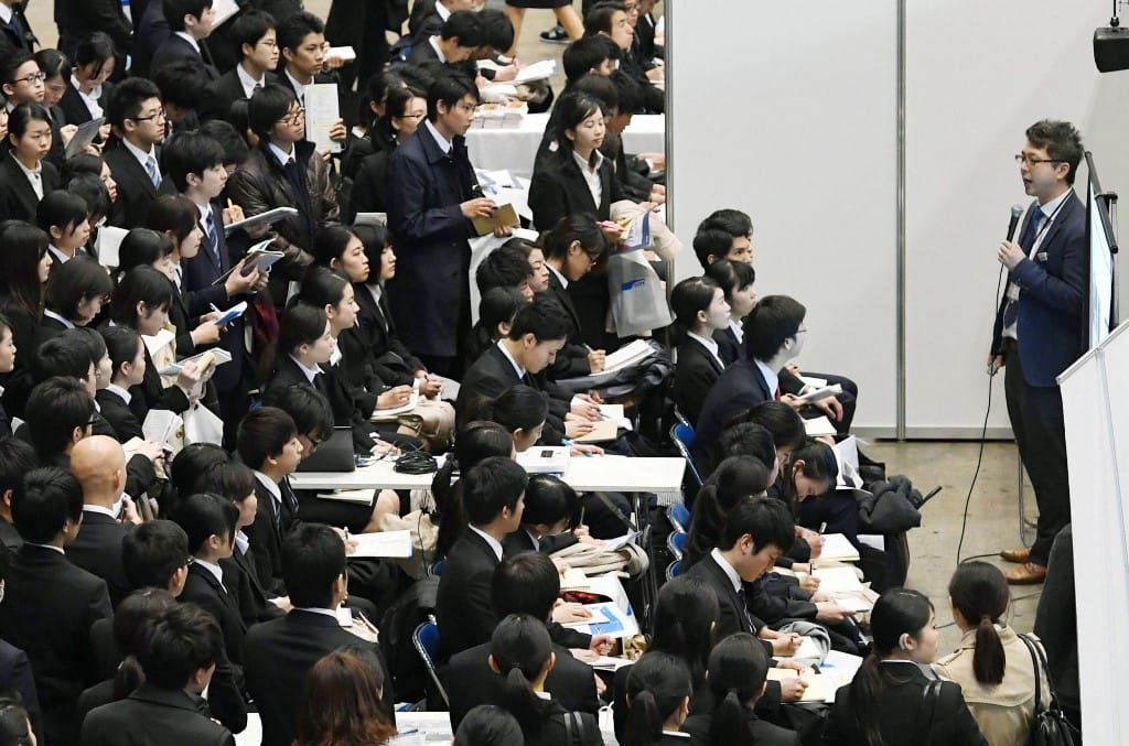 對於基本工資年年會往上調，有超過7成6的企業認為不會影響徵才意願。 圖 : 翻攝自Rober half