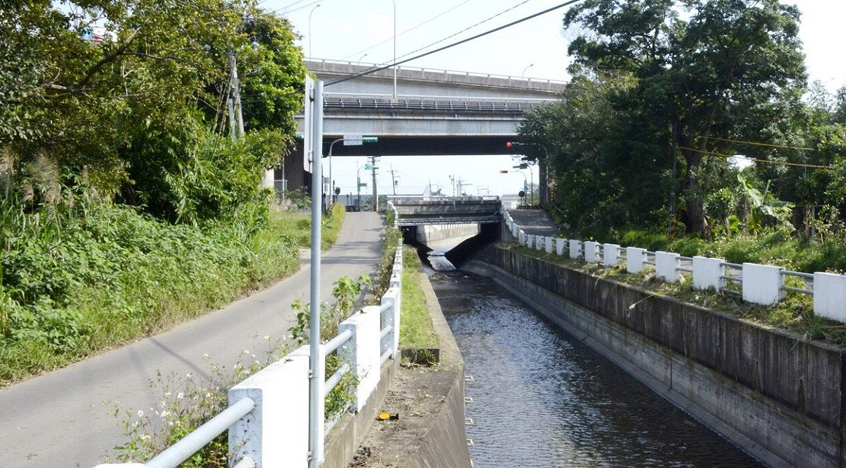 石門大圳巡防道路改善工程包含路面、排水工程、照明、植栽、交通號誌及2座橋梁，工期270日曆天，預計於明年9月完工。 圖：桃園市政府/提供