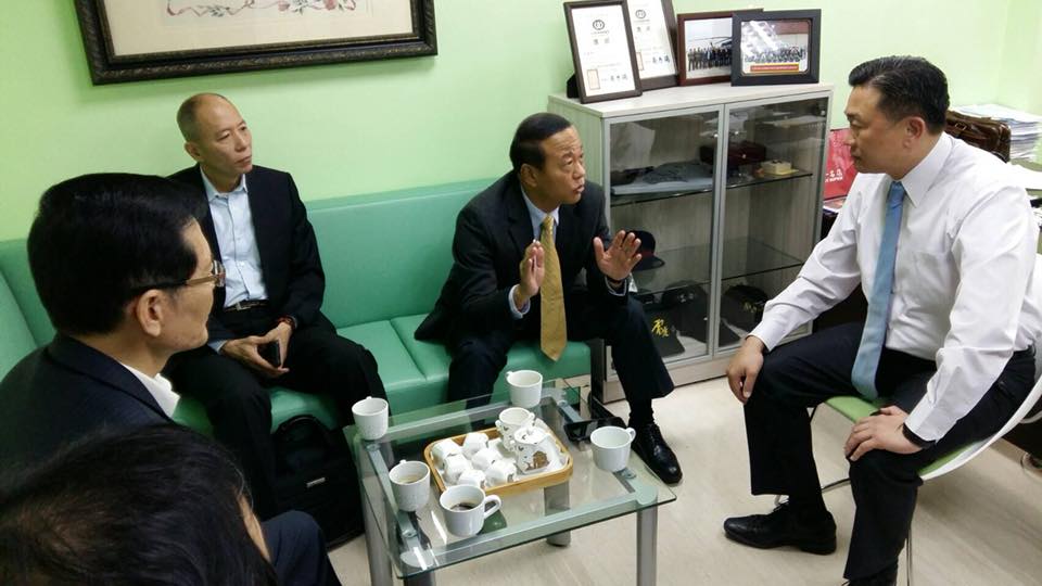 民進黨立委王定宇今(11)日表示，自己一早與國防部、海軍進行會議，確認與慶富解約已經啟動，也完成解約的必要程序。另外，就獵雷艦原編列的第4期預算，軍方樂見並尊重立委提出的全數刪除提案，王定宇說，這個態度才是面對舊政府弊案的正確態度。 圖：翻攝王定宇臉書