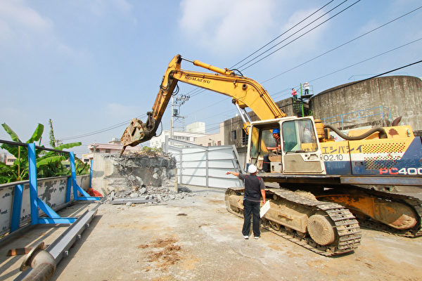 台中市豐原區東億紙廠因有環境汙染、違法增建等情形，台中市政府在去年10月強制執行拆除違建作業，並駁回工廠變更登記的申請，東億循司法途徑上訴到最高行政法院，近日法院判定東億敗訴。 圖 : 翻攝自台中市政府網站