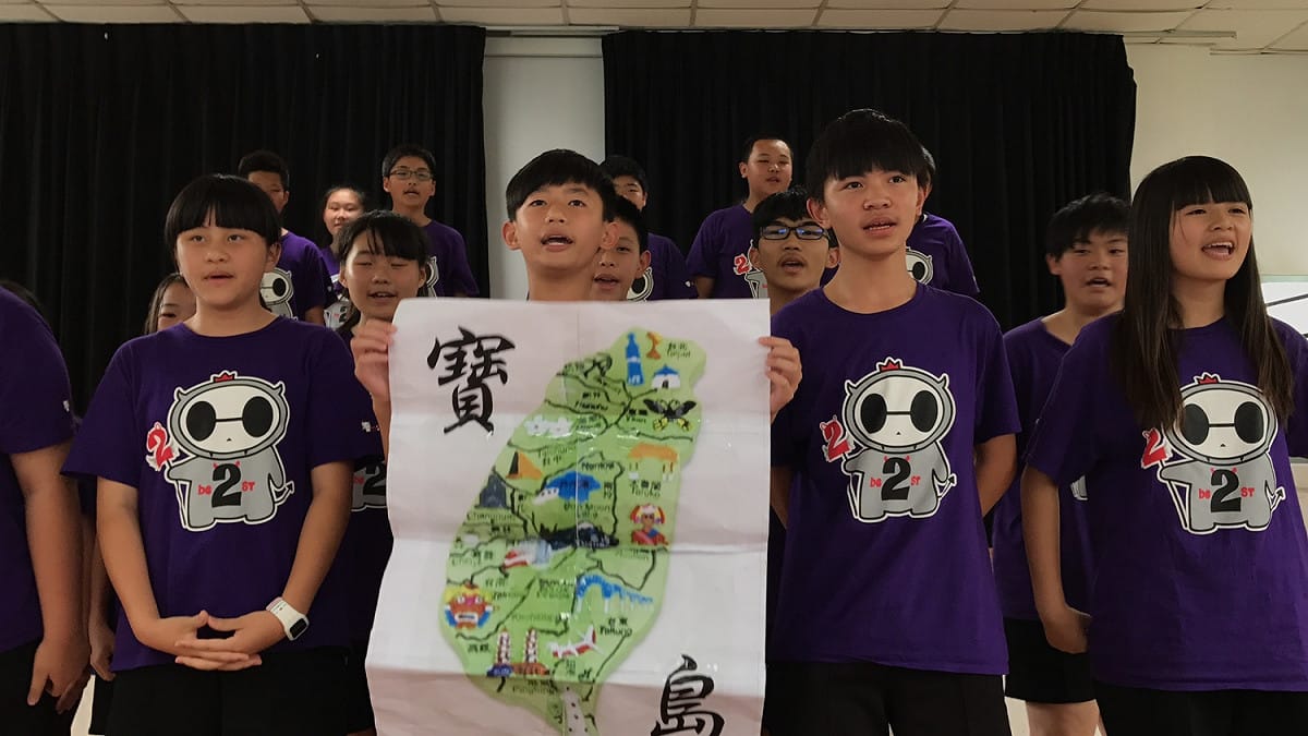 坪林國中學生參與班際相褒歌唱比賽，結合傳統相褒歌與現代舞蹈，賦予傳統歌謠新的表演型態。 圖：新北市教育局/提供