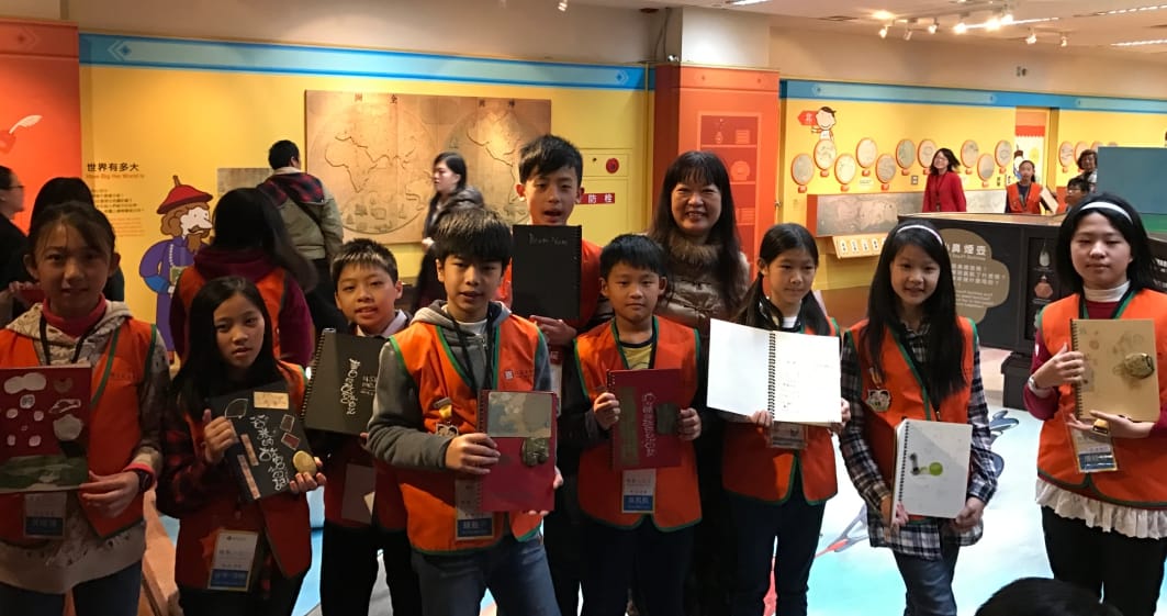 米倉國小陳盈君老師「2017故宮小志工」學生展限我的故宮小日記創作成果。 圖：新北市教育局/提供