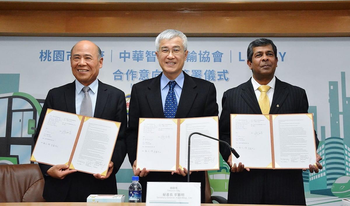 桃園市政府秘書長李憲明今（11）日下午在市府，出席「桃園市政府×LINKAY公司及中華智慧運輸協會」三方合作意向書簽署儀式，李憲明表示，桃市府與美國廠商LINKAY Technologies及社團法人中華智慧運輸協會簽署三方合作意向書，宣告桃園，同時也是台灣第一輛國產化「自動駕駛電動車」計畫正式啟動。 圖：桃園市政府／提供
