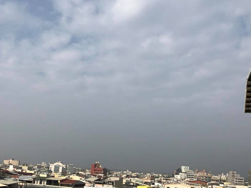 居住屏東潮州鎮半年的作家龍應台，對屏東的髒空氣有感而發，今(11)日在臉書貼文，形容霧霾下的屏東已從「美麗田園變成鬼魅田園」，更表示有種「世界末日的恐怖感」，他也在文中呼籲：「在台北做決策的人，搬來屏東住吧。感同身受時做出的決策，不一樣」。 圖：取自龍應台臉書