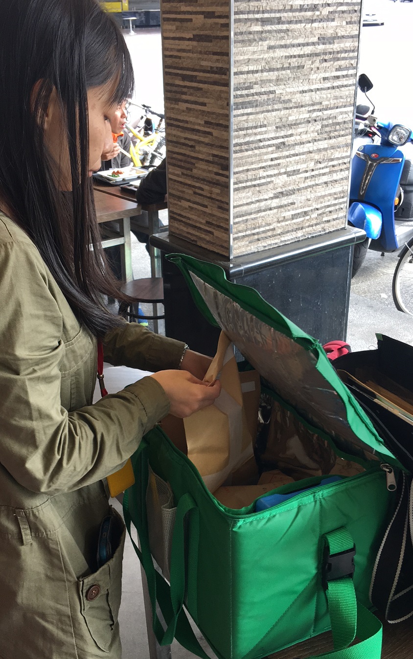 高雄市衛生局人員至營業場所稽查抽驗。 圖：高雄市衛生局提供
