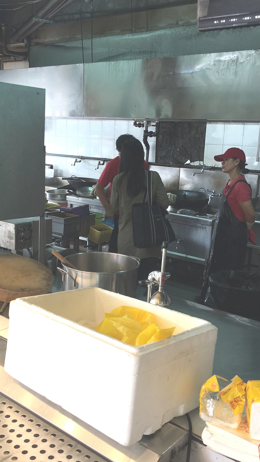 高雄市衛生局派員至便當店、快餐店、自助餐飲店等抽驗自製便當及餐盒共58件。 圖：高雄市衛生局提供