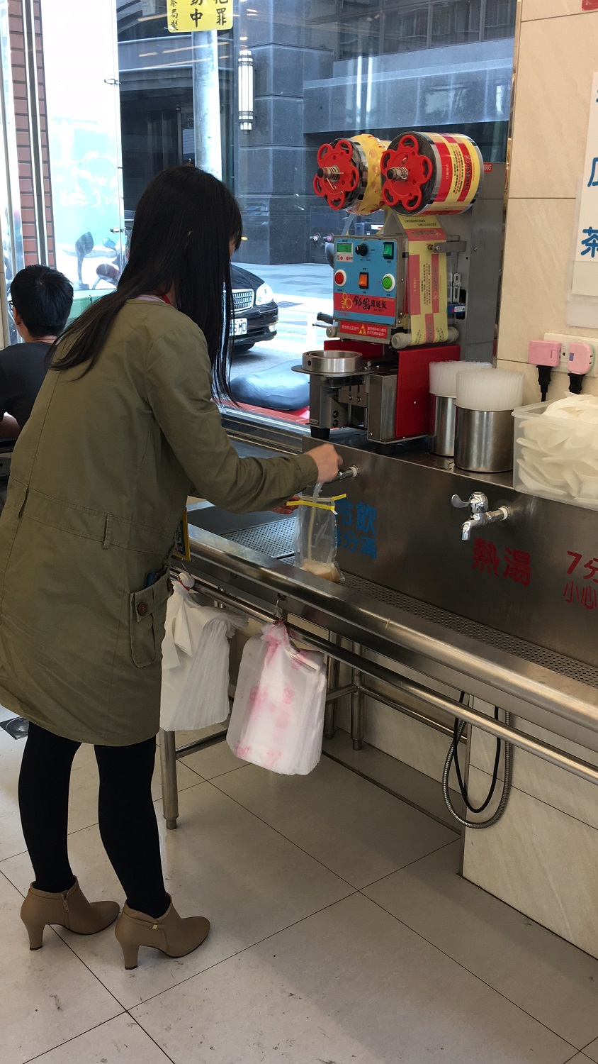 目前還有4件餐飲店附贈飲品大腸桿菌超標。 圖：高雄市衛生局提供