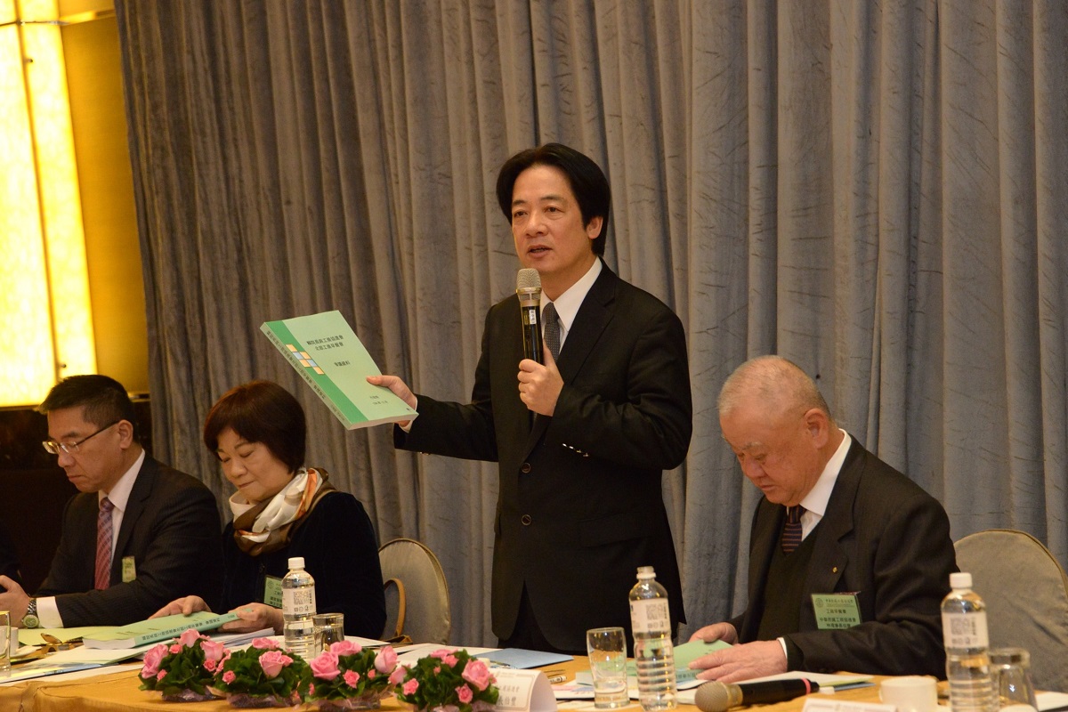 行政院長賴清德(右2)12日在參加工商協進會的早餐會後受訪表示，要解決空污問題，要做的事情非常多，基金金額的分配是非常小的一件事。 圖：行政院/提供