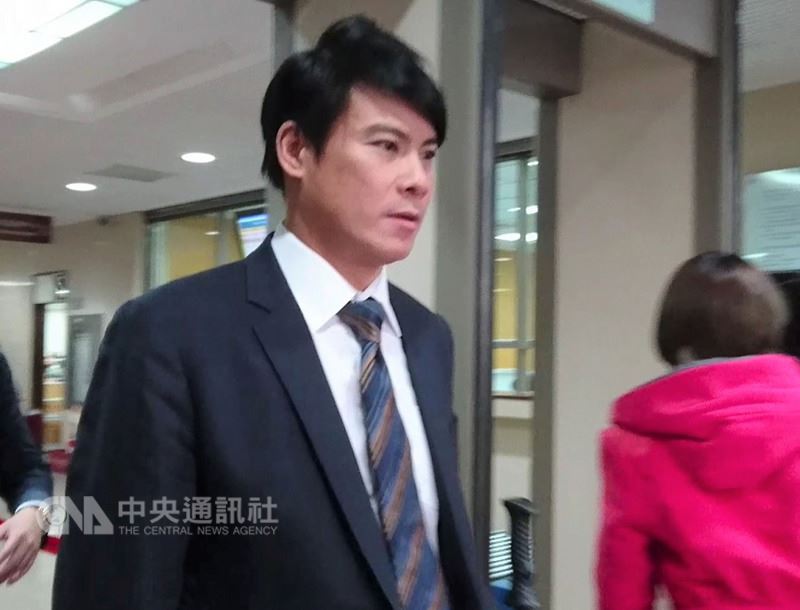 台北地方法院12日開庭審理漢微科併購內線交易案，瑞信台灣區總經理邱慧平的丈夫許耀仁（圖）到庭時指出，自己一時誤觸法律、已經悔過，在檢方偵查階段時也自白認罪、繳交所有犯罪所得，希望法官可以知道他悔過的態度，給予一個自新的機會。 圖 : 中央社