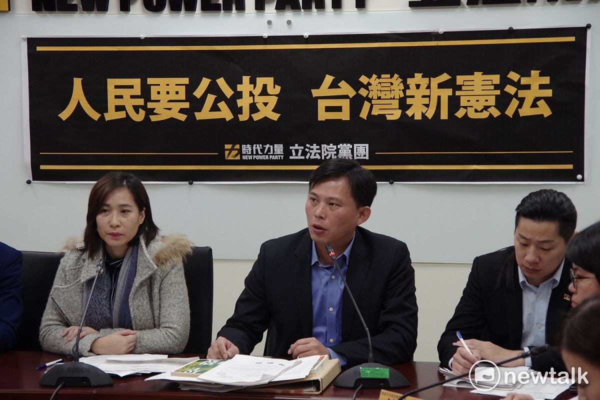 時代力量黨團今（12）日召開黨團會後記者會，針對華航工會幹部林馨怡、張書元及朱良駿今年6月參加「交通部工時大體檢」抗議，華航人評會日前開會決議對3人懲處及資遣，理由是其言論影響華航聲譽、形象。對此，立委黃國昌則表示應撤銷懲處，華航若硬幹，將要求何董事下台。 圖：時力黨團提供