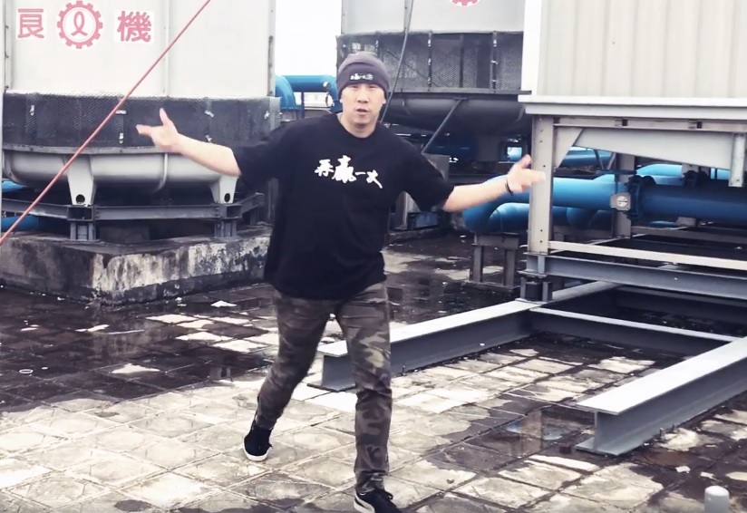 時代力量推出用來募款的T-shirt和毛帽，結果遭安定力量聯盟按鈴提告。(資料照片) 圖：翻攝自時代力量新北黨部臉書專頁
