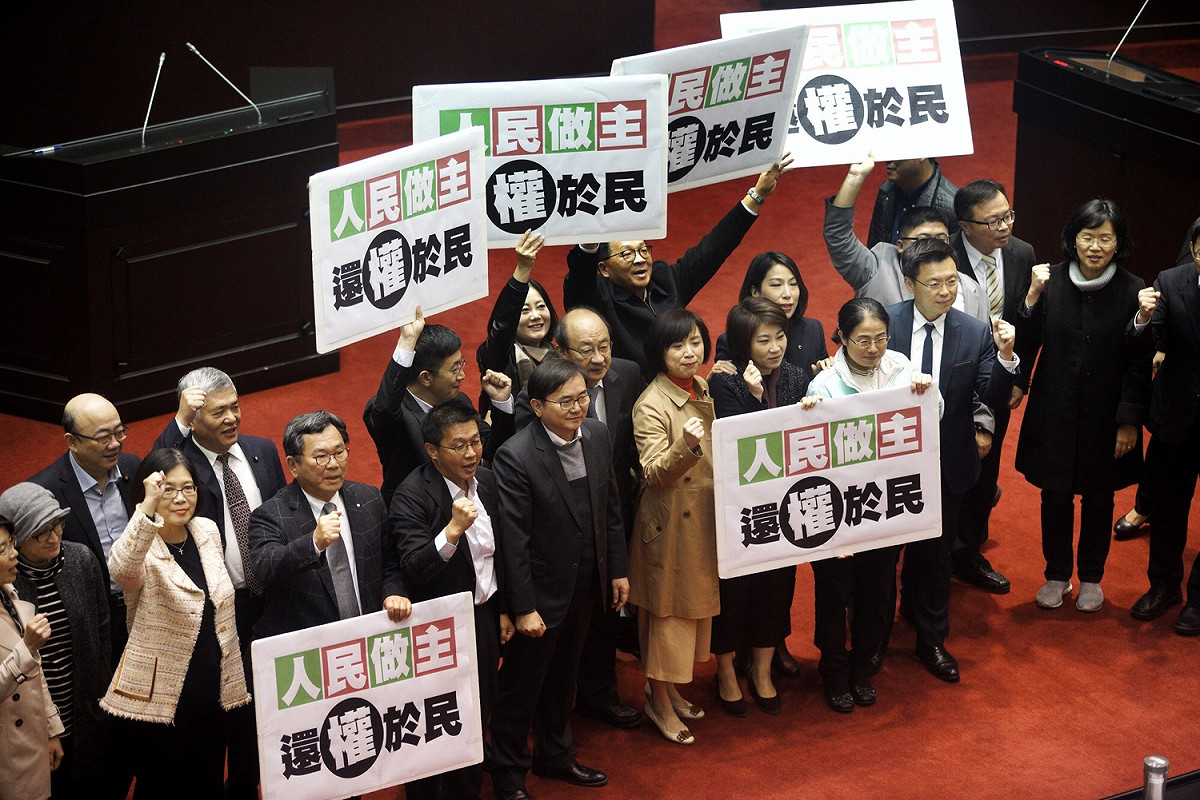 立法今天通過公民投票法三讀修正，民進黨全體立委在議場高舉「人民作主、還權於民」，欣喜之情溢於言表。 圖/張良一
