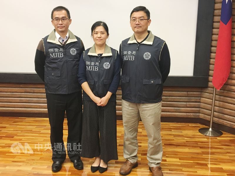 刑事局及調查局聯手破獲遠赴多明尼加設機房的詐騙集團，調查局台北市調查處外事歐美組長陳秀銘（左）12日在記者會中說，多國檢方驚訝台灣司法人員飛半個地球逮人。 圖 : 中央社
