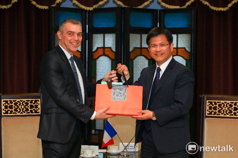 法國國民議會友台小組主席Jean-Francois Cesarini議員團蒞府拜會，台中市林佳龍親自接待並贈送伴手禮 圖:台中市府提供