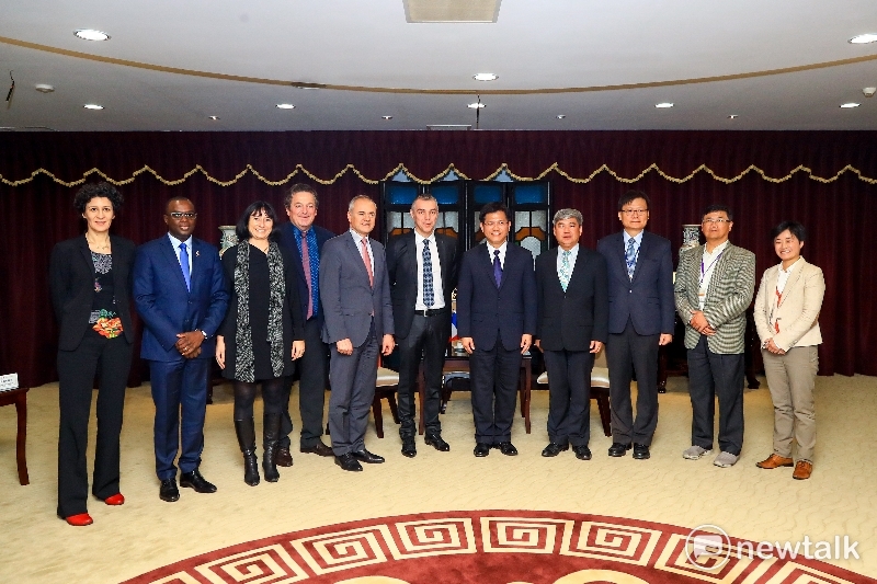 法國國民議會友台小組主席Jean-François CESARINI(塞沙里尼)議員、Jean-Jacques GAULTIER(高帝耶)議員等一行人至台中市政府拜會市長林佳龍，雙方針對未來企業交流、文化與數位結合等議題進行交流。 圖:台中市府提供