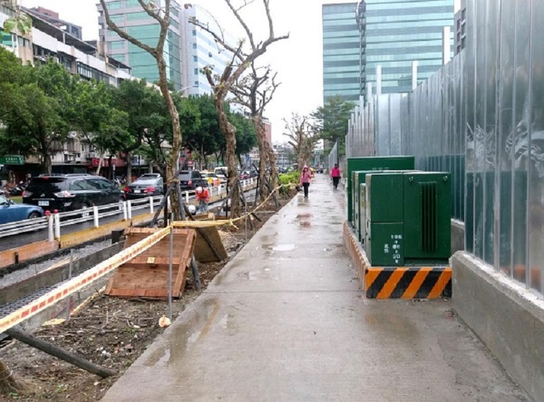 第1階段設置簡易鋪面人行道第2階段路樹、電箱遷移及孔蓋下地。 圖：新北市政府新工處/提供