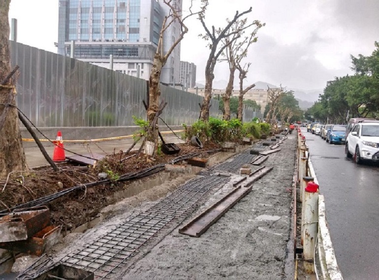 第3階段人行道退縮、側溝改建及路面銑鋪，預定12月底前完工。 圖：新北市政府新工處/提供