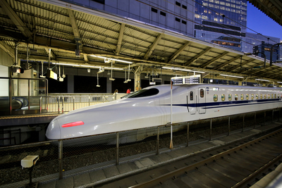 日本新幹線「N700系」列車11日傳出異臭，停車檢查發現車台龜裂且有漏油，車上千名乘客換乘其他列車，未釀事故。圖為停靠在東京車站的同型列車。 圖：中央社