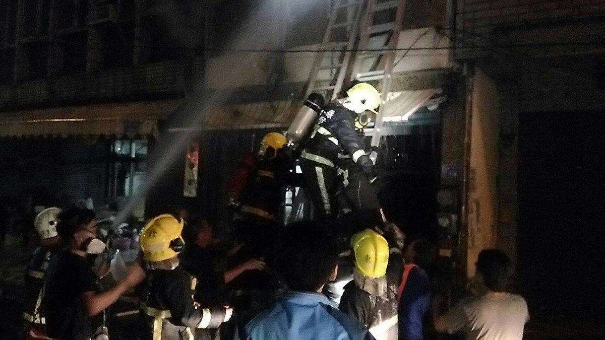 屏東縣新園鄉12日晚了發生住宅火警，20輛消防車、39警消人員趕往搶救。 圖：屏東縣政府消防局提供