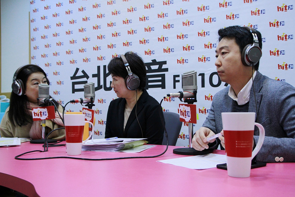 國民黨立委盧秀燕、台中市議員陳世凱今天上午接受廣播節目專訪，討論空氣汙染問題。 圖：Hit Fm 蔻蔻早餐節目提供