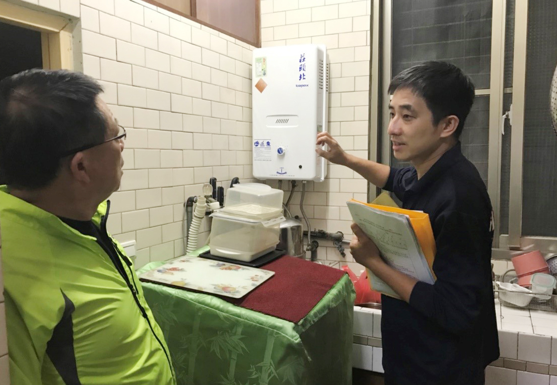消防局推出「反碳風水師」服務，台中市民朋友可以透過撥打「119」申請服務，消防人員將到府協助進行居家檢視並提供改善建議。 圖：台中市政府/提供