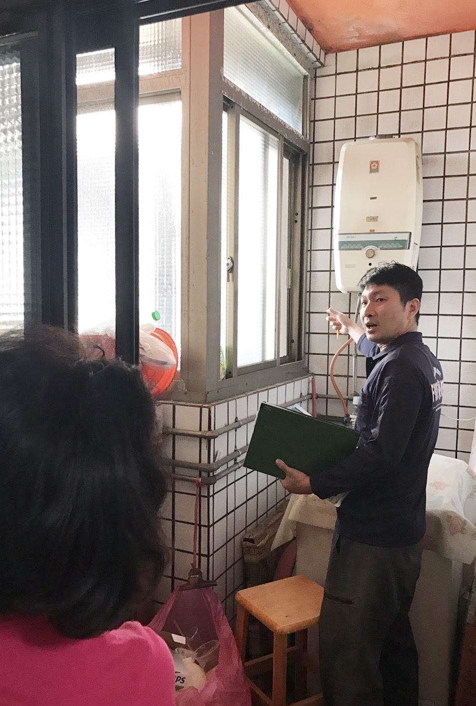 消防局推出「反碳風水師」服務，台中市民朋友可以透過撥打「119」申請服務，消防人員將到府協助進行居家檢視並提供改善建議。 圖：台中市政府/提供