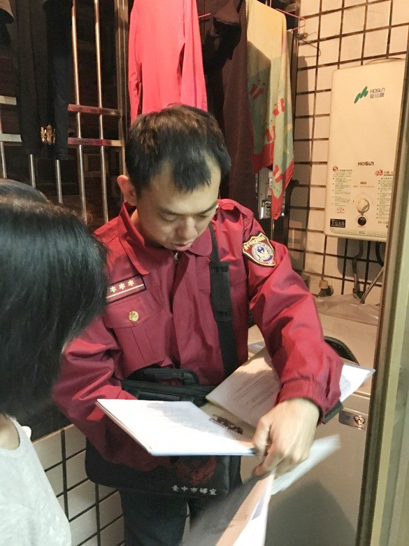消防局推出「反碳風水師」服務，台中市民朋友可以透過撥打「119」申請服務，消防人員將到府協助進行居家檢視並提供改善建議。 圖：台中市政府/提供