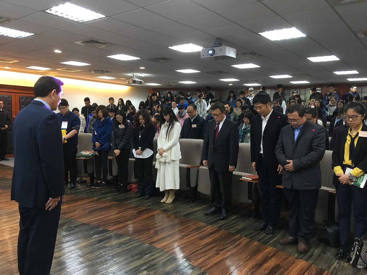 前總統馬英九昨（12）天在東吳大學開講前，先帶領學生為南京大屠殺80週年所造成的戰爭悲劇默哀。 圖：馬英九辦公室/提供