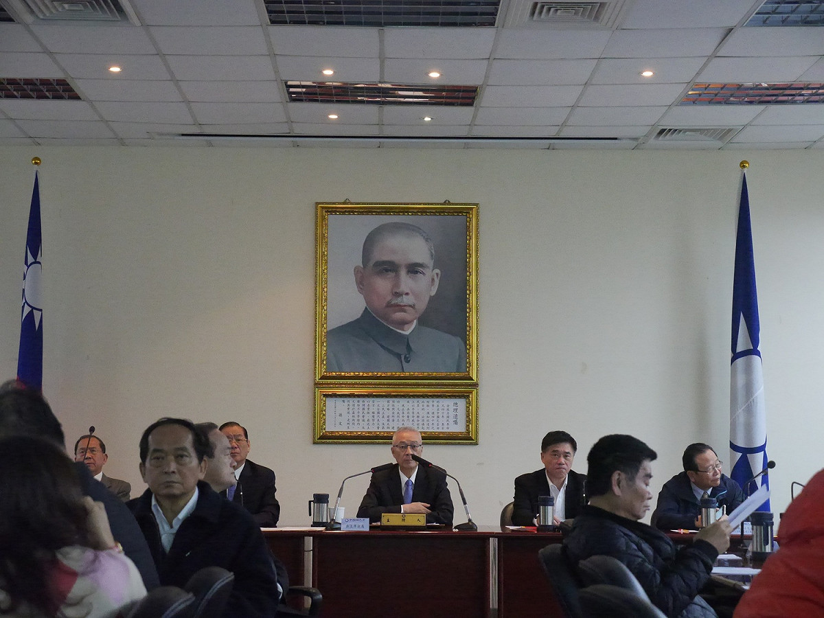 國民黨近日輪番砲轟空汙議題，黨中央日前邀請台灣健康空氣行動聯盟理事長葉光芃報告，今天又請前環保署長魏國彥前來指教。 圖：趙婉淳／攝