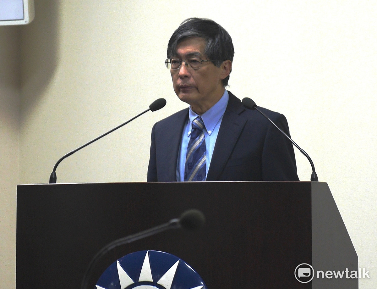 針對空汙議題，前環保署長魏國彥今天下午在常會上提出四項建議。 圖：趙婉淳／攝