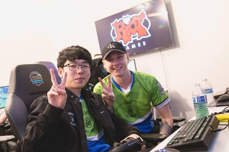 Rekkles（右）與隊友的合影。 圖：翻攝自Rekkles臉書