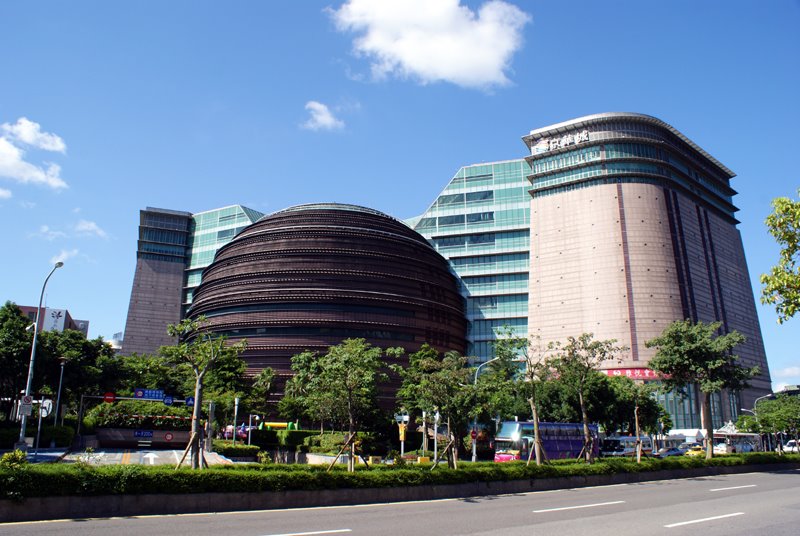 佔地5000坪的京華城，傳出柯市府同意放寬容積率至560％。 圖：翻攝自網路