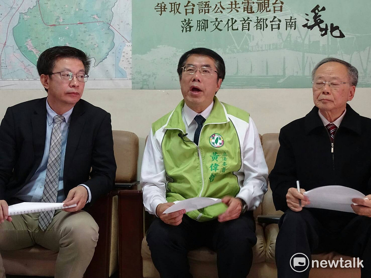 立委黃偉哲在前台灣文學館館長鄭邦鎮及前勞動部次長郭國文的陪同下，宣示將向中央爭取台語電視台設於台南。 圖 : 黃博郎/攝