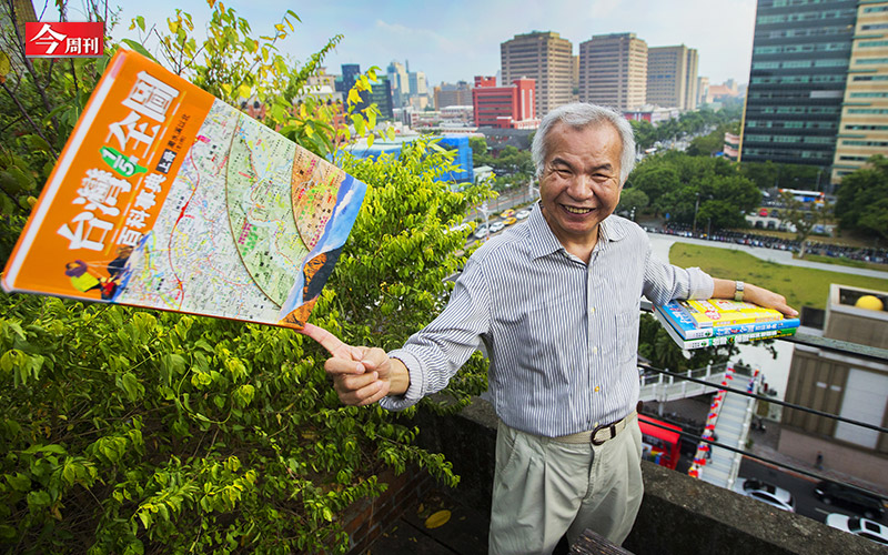 67歲的他已經滿頭白髮，談起年輕時的創業夢，嘴角微微上揚，笑談過往辛酸與風光。即使地圖這種生意，早已因時代變遷成了夕陽產業，也不後悔。營業額從10多年前的1億5000萬，下滑至去年只剩1500萬，他微笑說：「還是有人需要這些地圖啊！」 圖：今周刊/提供