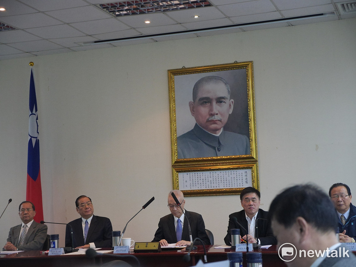 國民黨主席吳敦義聽完報告後表示，蔡政府執政全面失能，還妄想巧取水利會資產，國民黨必全力反對。 圖：趙婉淳／攝