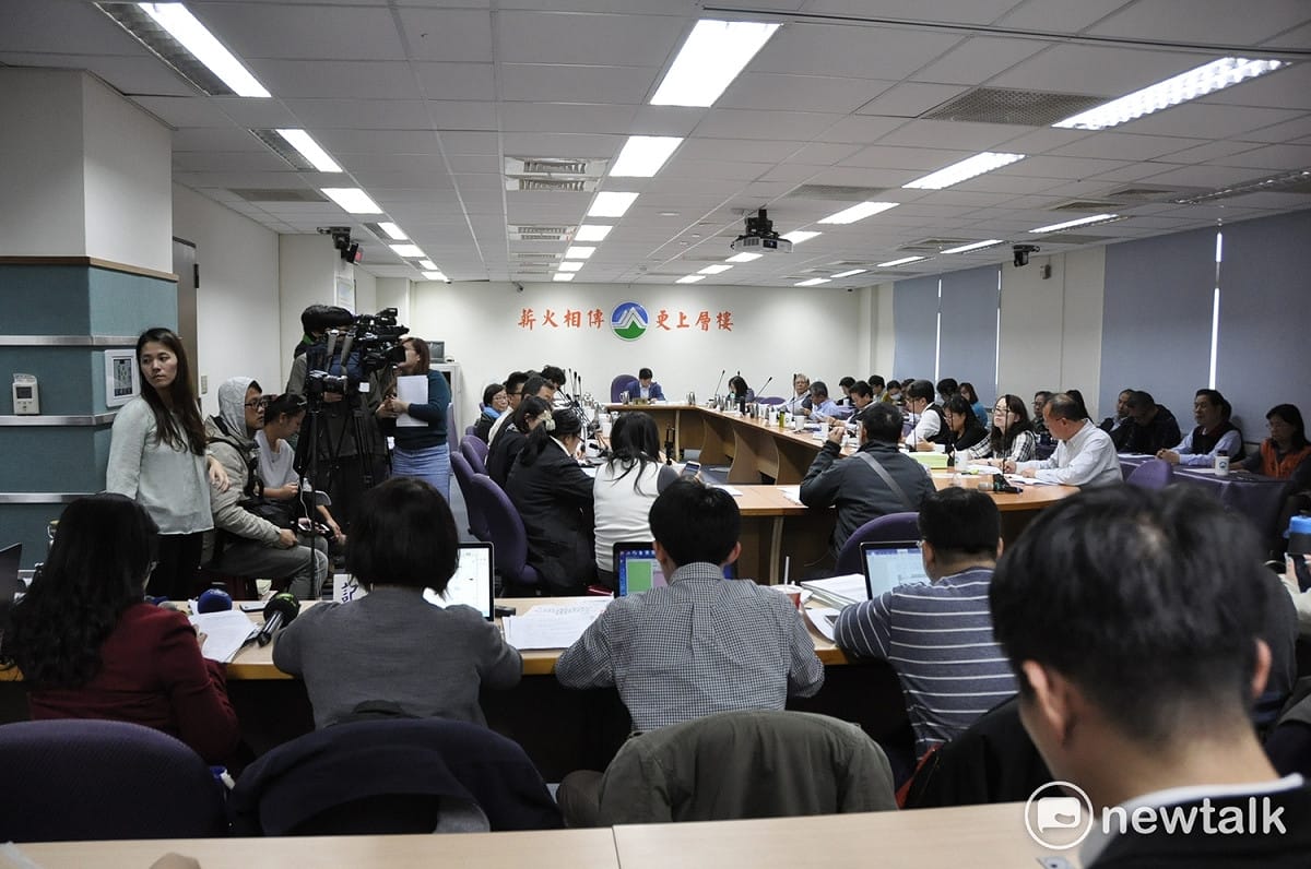 民團質疑，政府要花3年6億進行彰化西島等地區生態、海床底質調查，但環保署已進入「航道內」開發案環評大會，三年後調查結果「不適宜開發」時，請問政府要怎麼處理？ 圖:陳香蘭／攝