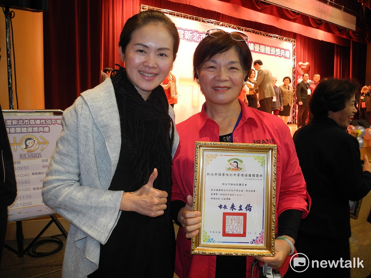 新北市議員洪佳君（左）擔任理事長的樹林區體育會也會獲獎，由其他理監事擔任領獎代表。 圖：王峻昌/攝
